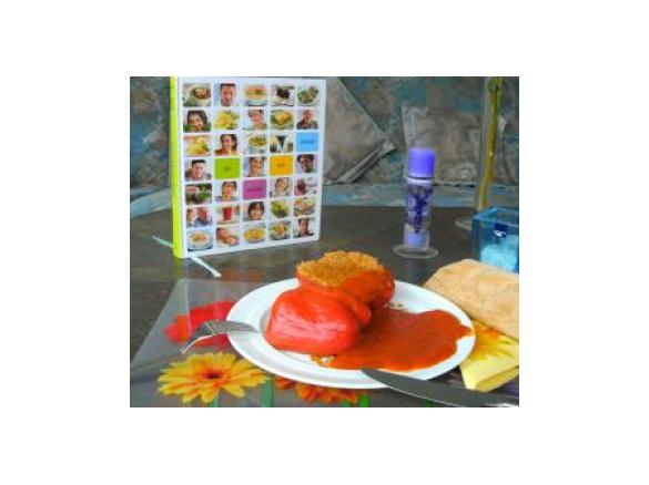 Gefüllte Paprikaschoten mit Bulgur-Walnuss-Füllung, dazu kroatische Tomatensoße (aus Dalmatien)