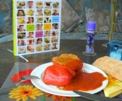 Gefüllte Paprikaschoten mit Bulgur-Walnuss-Füllung, dazu kroatische Tomatensoße (aus Dalmatien)