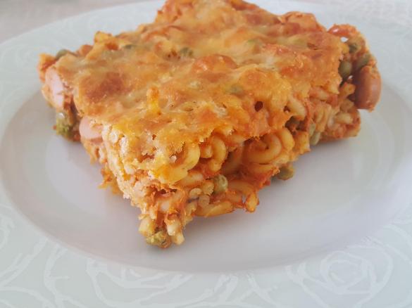 Nudelauflauf mit Erbsen und Wiener