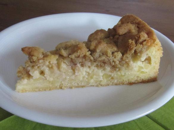 Apfelkuchen mit Sauerrahm und Walnussstreuseln
