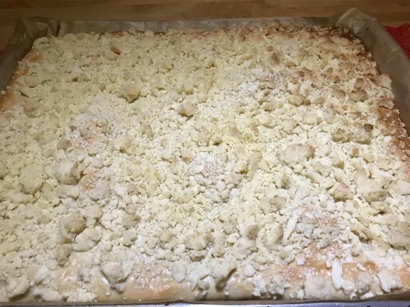 Gedeckter Apfel-Streuselkuchen aus Hefeteig