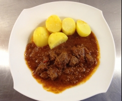 Würziger Gulasch mit Kartoffeln