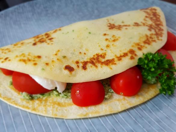 Eierkuchen mit Tomate, Mozzarella und Petersilienpesto