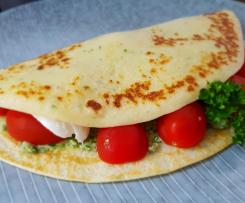 Eierkuchen mit Tomate, Mozzarella und Petersilienpesto