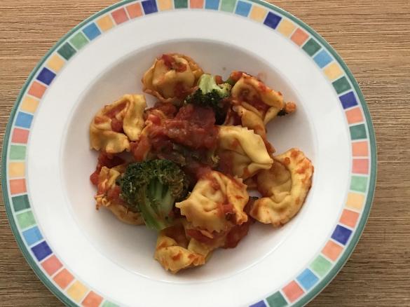 (Käse-)Tortellini mit Tomaten-Brokkoli-Soße