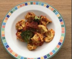 (Käse-)Tortellini mit Tomaten-Brokkoli-Soße