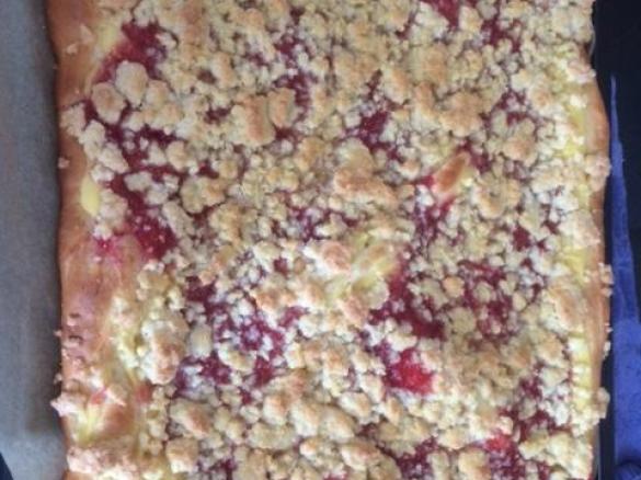Streuselkuchen mit Vanillepudding,Erdbeer-Rhabarbermarmelade
