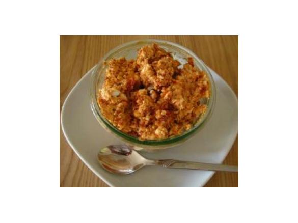 Variation von Aufstrich mit getr. Tomaten und Feta