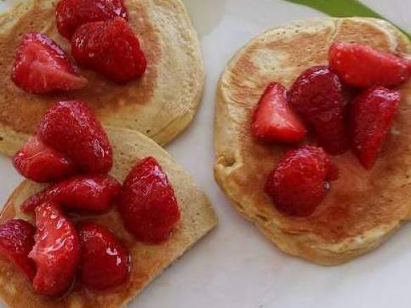 Eierkuchen mit Mandelmehl und Erdbeeren  Low Carb  