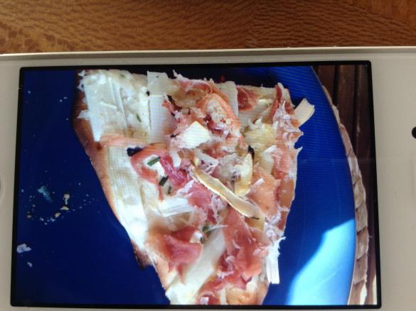 Spargel-Flammkuchen mit Serrano