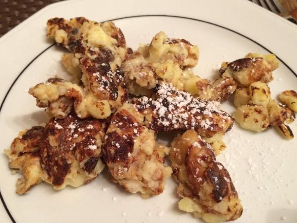 Kaiserschmarren mit Äpfeln und Rosinen