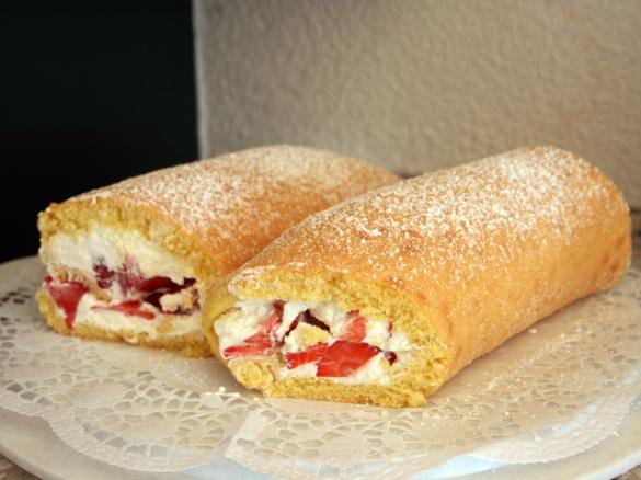 Biskuitrolle mit Erdbeersahne