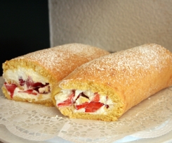 Biskuitrolle mit Erdbeersahne