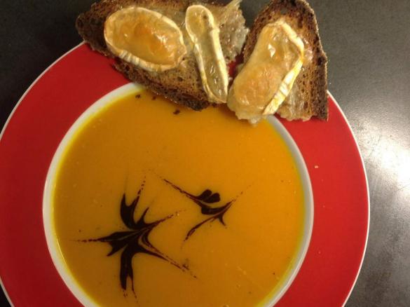 Kürbiscremesuppe mit überbackenen Ziegenkäse 