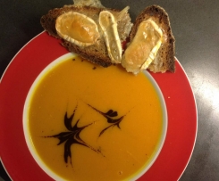 Kürbiscremesuppe mit überbackenen Ziegenkäse 