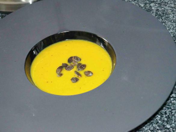 Kürbissuppe mit gerösteten Kürbiskernen