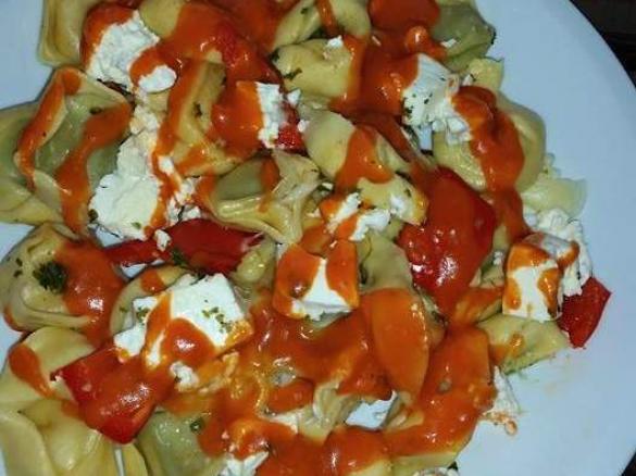 Torttelinie mit Feta und Mozarella aus dem Varoma mit Tomatensoße