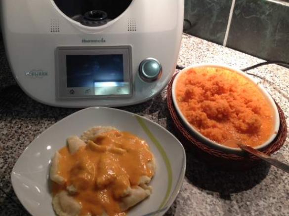 Speck-Zwiebel-Teigtaschen mit Tomatensauce und Möhren-Apfel-Salat (inkl. Speck-Zwiebel-Aufstrich)