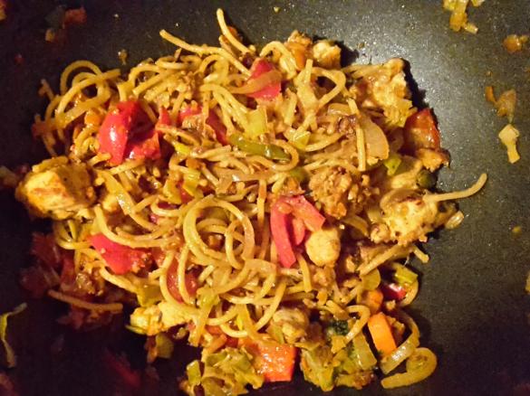 Gebratene Spaghetti mit Huhn