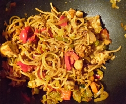 Gebratene Spaghetti mit Huhn