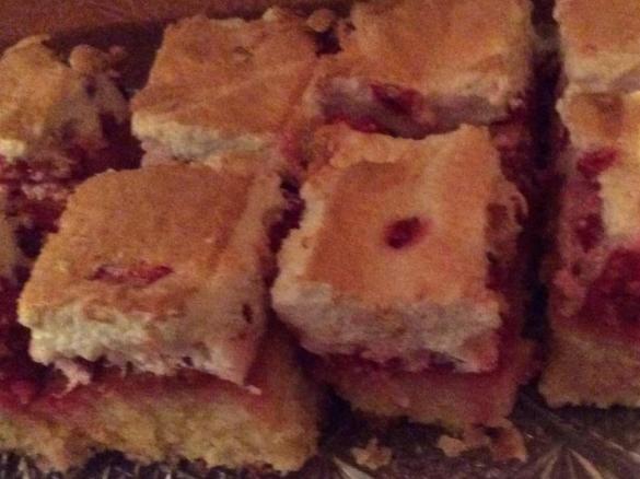 Ribiselschnitten mit Schneehaube