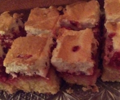 Ribiselschnitten mit Schneehaube