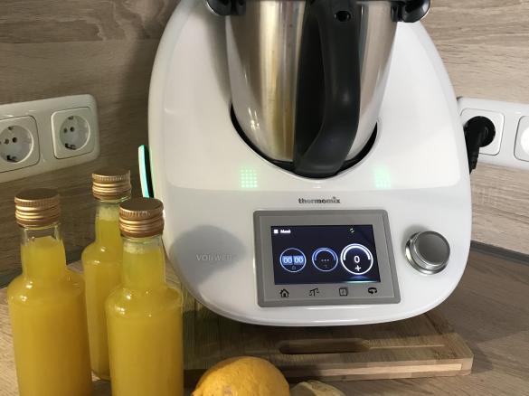 Ingwer-Zitronen-Shot mit  Thymian und Kurkuma