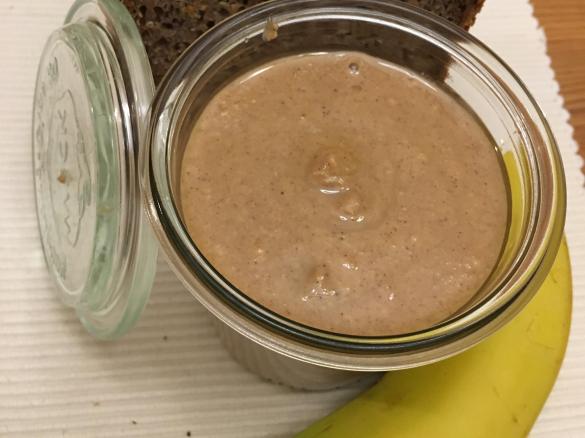 Erdnussmus mit Zimt/- oder Lebkuchengewürz