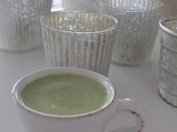 Brokkolisuppe mit Bergkäse 