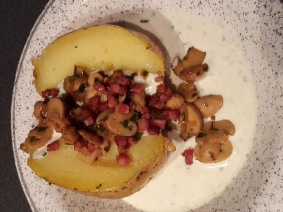 Connys Ofenkartoffeln mit Sauerrahmdip