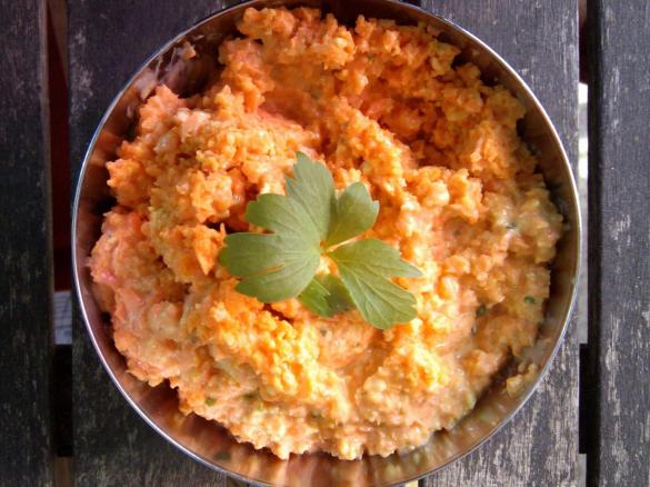 Karotten-Erdnuss-Raita, indischer Karotten-Erdnuss-Joghurt-Salat
