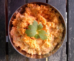 Karotten-Erdnuss-Raita, indischer Karotten-Erdnuss-Joghurt-Salat
