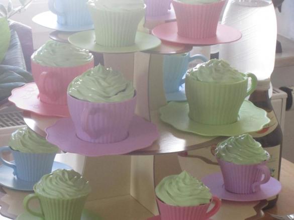 schwarze Kirschmuffins mit weißem Quarkmousse-Topping