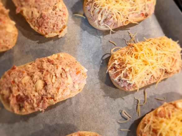 überbackene Brötchen Pizza-Art