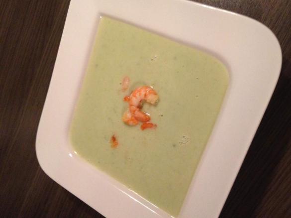 Avocado-Kokos-Suppe mit Garnelen