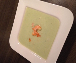 Avocado-Kokos-Suppe mit Garnelen