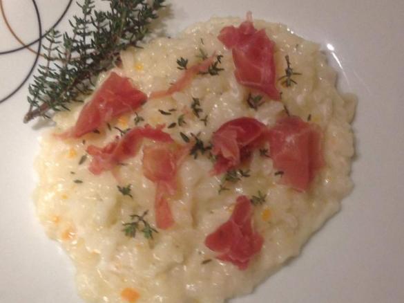 Risotto mit Ziegenfrischkäse und rohem Schinken