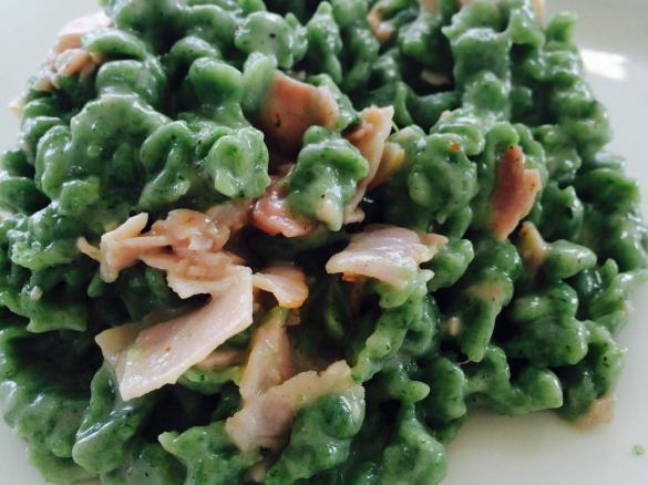 Spinatspätzle mit Rahm-Schinken-Soße