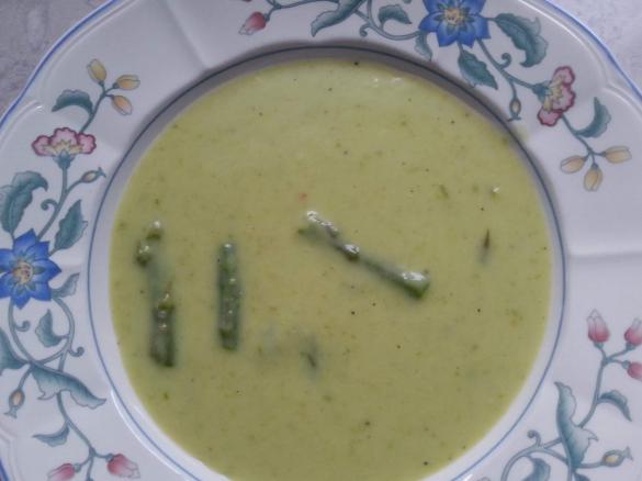 Grüne Spargelcremesuppe