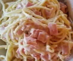 Schinken-Käse-Soße zu jeder Art Nudeln