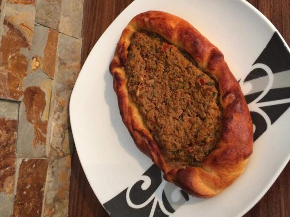 Türkische Teigschiffchen mit Hackfleisch Füllung 