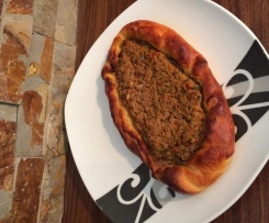 Türkische Teigschiffchen mit Hackfleisch Füllung 