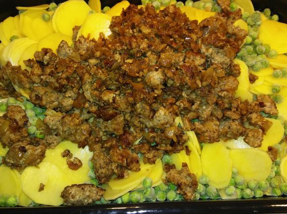 Hackfleisch-Auflauf mit Kartoffeln und Erbsen