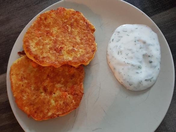Kartoffel-Möhren-Puffer mit Kräuter-Joghurt-Dip