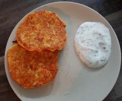 Kartoffel-Möhren-Puffer mit Kräuter-Joghurt-Dip