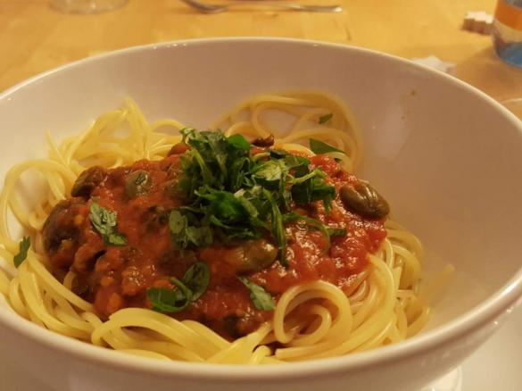 Spaghetti alla puttanesca mit Oliven-Kapern-Sauce