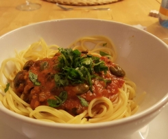 Spaghetti alla puttanesca mit Oliven-Kapern-Sauce