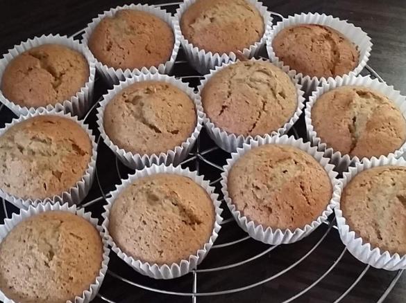 Einfache Muffins mit Datteln