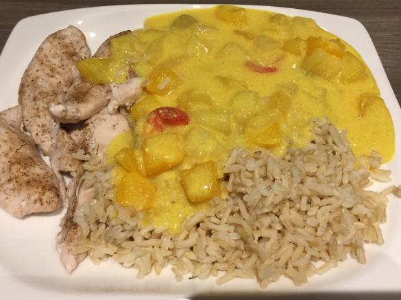 Hähnchen mit Reis und Curryfrüchtesoße