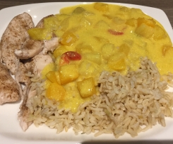 Hähnchen mit Reis und Curryfrüchtesoße